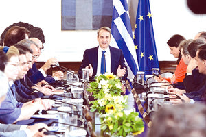 Τέλος  προς το παρόν στα σενάρια και στις φήμες για επικείμενο ανασχηματισμό, πόσο μάλλον πριν τη ΔΕΘ, βάζουν κυβερνητικές πηγές, με συντονισμένες διαρροές προς τους δημοσιογράφους. Οι ίδιες πηγές ξεκαθαρίζουν ότι ο πρωθυπουργός δεν σκοπεύει να προχωρήσει σε αλλαγές στο κυβερνητικό σχήμα, τουλάχιστον στο ορατό μέλλον.