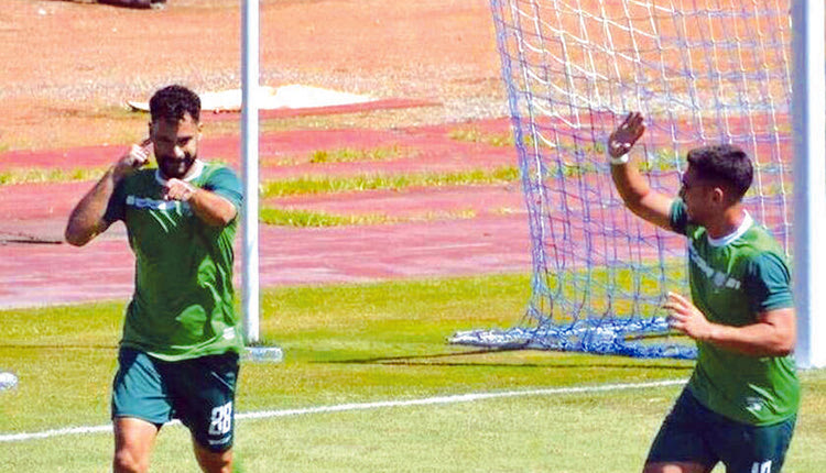 Ο Πολυχρόνης και ο Νοικοκυράκης πανηγυρίζουν το πρώτο γκολ του Γιούχτα στην Λαμία