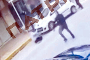 Στιγμιότυπο - ντοκουμέντο με τους αστυνομικούς να εγκλωβίζουν τον δράστη