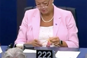 Κατά τη διάρκεια της ομιλίας της Ούρσουλα Φον ντερ Λάιεν ενώπιον του Ευρωκοινοβουλίου, οι κάμερες κατέγραψαν τη Σουηδέζα επίτροπο Εσωτερικών Υποθέσεων Ίλβα Γιόχανσον να πλέκει μια ροζ μάλλινη κάλτσα, ακούγοντας παράλληλα την πρόεδρο της Κομισιόν.