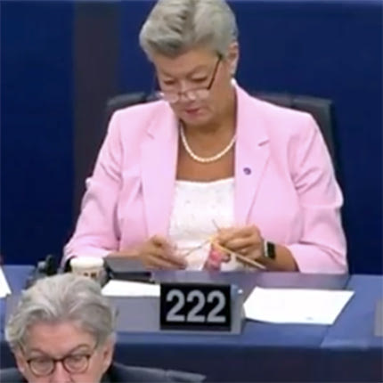 Κατά τη διάρκεια της ομιλίας της Ούρσουλα Φον ντερ Λάιεν ενώπιον του Ευρωκοινοβουλίου, οι κάμερες κατέγραψαν τη Σουηδέζα επίτροπο Εσωτερικών Υποθέσεων Ίλβα Γιόχανσον να πλέκει μια ροζ μάλλινη κάλτσα, ακούγοντας παράλληλα την πρόεδρο της Κομισιόν.