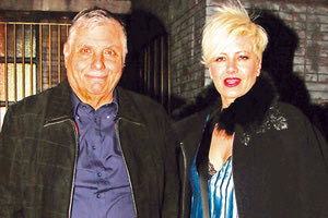 Με άκρα μυστικότητα κατέθεσε η Μαρία Καρρά για τα αναληθή πόθεν έσχες και τα αδήλωτα εισοδήματα που της καταλογίζουν οι αρμόδιες ελεγκτικές Αρχές, τα οποία αφορούν μόνο δικά της περιουσιακά στοιχεία και δεν σχετίζονται με την κληρονομιά του συζύγου της.