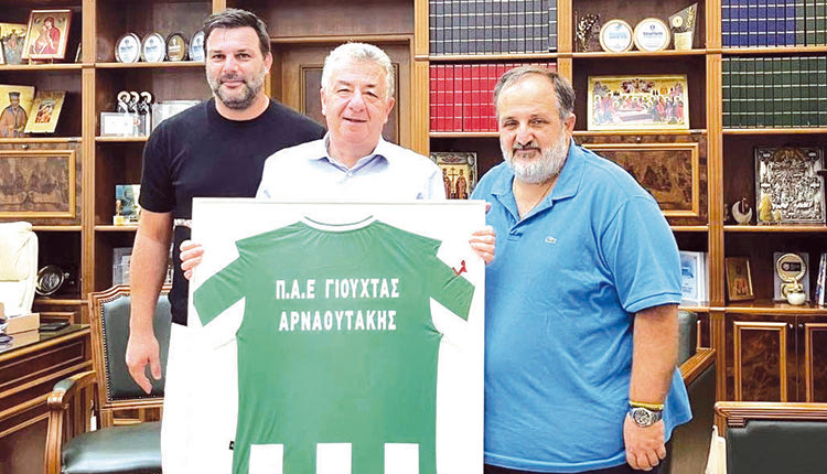 Οι παράγοντες του Γιούχτα έκαναν δώρο μια φανέλα στον κ. Αρναουτάκη