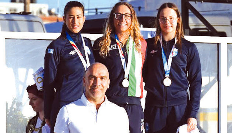 Αριστερά η Περάκη που πήρε αργυρό μετάλλιο και την απονομή έκανε ο πρόεδρος του ΕΑΚΗ κ. Παντελλίδης