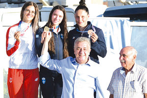 Με την εντυπωσιακή συγκομιδή των εννέα μεταλλίων, από τα οποία τα τέσσερα χρυσά, δύο ασημένια και τρία χάλκινα, ξεκίνησαν οι Έλληνες αθλητές και αθλήτριες τη συμμετοχή τους στους τελικούς των αγωνισμάτων της Τεχνικής Κολύμβησης των Μεσογειακών Παράκτιων Αγώνων «Ηράκλειο 2023». Τα αγωνίσματα έλαβαν χώρα στο κολυμβητήριο Ηρακλείου παρουσία αρκετών φιλάθλων που χειροκρότησαν θερμά τα μέλη της Εθνικής ομάδας για την εμφάνισή τους. Μεταξύ των οποίων και τη Χανιώτισσα Γεωργία Περάκη που πήρε τη 2η θέση στα 50μ. διπλά πέδιλα. Το “παρών” έδωσε και ο Περιφερειάρχης Κρήτης Σταύρος Αρναουτάκης, ο οποίος έκανε την απονομή στη νικήτρια των 50μ. άπνοια, Βασιλεία Τσιγκόια. Ο κ. Αρναουτάκης συνεχάρη τα μέλη της Οργανωτικής Επιτροπής, όπως και τα μέλη ξένων αντιπροσωπειών για την επιτυχημένη συνολικά διοργάνωση των Αγώνων, πολύτιμος υποστηρικτής των οποίων είναι η Περιφέρεια Κρήτης. «Πρόκειται για μια σπουδαία αθλητική διοργάνωση που αναβαθμίζει ακόμα περισσότερο τη θέση του νησιού μας στον παγκόσμιο αθλητικό χάρτη και γίνεται έτσι συνεχώς αθλητικός προορισμός». Στα 100μ. διπλά πέδιλα ο Τυνήσιος Γιουσέφ Νεφάτι συνδύασε τη νίκη του με νέο μεσογειακό ρεκόρ, τερματίζοντας σε 42.52. Να σημειωθεί ότι μετά και την ολοκλήρωση της 6ης μέρας των Αγώνων, η Ελλάδα μετράει συνολικά 23 μετάλλια (9 χρυσά, 7 ασημένια, 7 χάλκινα) και βρίσκεται στη 2η θέση της γενικής κατάταξης πίσω από την Ισπανία που έχει περισσότερα χρυσά. Αναλυτικά οι επιτυχίες των Ελλήνων αθλητών-τριών στην Τεχνική Κολύμβηση: Χρυσά μετάλλια: 50μ. άπνοια Γυναικών: Βασιλεία Τσιγκόια 16.89 100μ. επιφάνεια Ανδρών: Γιώργος Παναγιωτίδης 35.48 400μ. επιφάνεια Ανδρών: Ηλίας Καλφίδης 3:05.11 4Χ100 επιφάνεια Mixed Α/Γ: Ελλάδα με τους Γιώργο Παναγιωτίδη, Ιφιγένεια Τελιούση, Γιώργος Καλτσουκαλά, Βασιλεία Τσιγκόια με 2:33.19. Ασημένια μετάλλια 50μ. διπλά πέδιλα Γυναικών: Γεωργία Περάκη 22.31 100μ. επιφάνεια Ανδρών: Γιώργος Καλτσουκαλάς 35.98 Χάλκινα μετάλλια 50μ. διπλά πέδιλα Γυναικών: Λυδία Παντέλογλου 22.58 200μ. επιφάνεια Γυναικών: Ιφιγένεια Τελιούση 1:34.19 200μ. διπλά πέδιλα Γυναικών: Γιολάντα Καπέρδα 1:50.19 Οι αγώνες συνεχίζονται σήμερα το πρωί με τους προκριματικούς και το απόγευμα (17:30) με τους τελικούς. *Έτοιμοι να κάνουν βουτιά στα νερά του Καρτερού είναι σήμερα οι «μαραθωνοδρόμοι» του νερού που θα συμμετάσχουν στα αγωνίσματα της κολύμβησης ανοιχτής θάλασσας. Το πρόγραμμα περιλαμβάνει τα 5χλμ. ανδρών και γυναικών. Με τα ελληνικά χρώματα θα αγωνιστούν οι Αστέριος Δαλδογιάννης, Γιάννης Σκαρής και οι Νεφέλη Ευαγγελία Γιαννοπούλου, Αντωνία Ρακοπούλου. *Τη δεύτερη παρουσία του σε Μεσογειακούς Παράκτιους Αγώνες θα κάνει σήμερα το Ωκεάνιο Καγιάκ. Οι 18 αθλητές και οι 18 αθλήτριες θα διαγωνιστούν στο θαλάσσιο στίβο του Karteros Beach Sports Center σε ιδιαίτερα δύσκολες συνθήκες. Από ελληνικής πλευράς συμμετέχουν οι Μάρκελος Πετρόπουλος, Νικόλαος Διακάκης, Νικόλαος Ρένζι, οι Ελευθερία Καμινάρη, Ευτυχία Αλεξανδράκη και η μόλις 15 ετών –η μικρότερη και στις δύο κατηγορίες- Μαρία Κουκλινού.