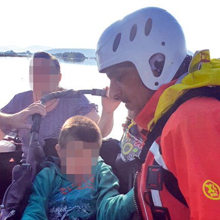 Το παραπληγικό παιδί χρειαζόταν να συνεχίσει τη θεραπεία του ενώ μαζί με τη μητέρα του είχαν εγκλωβιστεί στον 2ο όροφο του σπιτιού του 