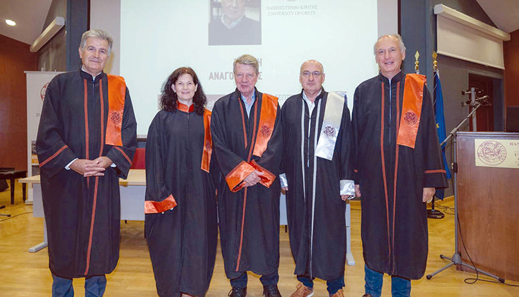 Ο τιμώμενος με τους κ.κ. Γεώργιο Κοσιώρη, Εμμανουήλ Στρατάκη, Δημήτριο Βλασόπουλο και την κ. Μαρία Βαμβακάκη