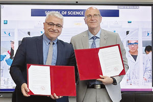 Ο πρόεδρος του ΙΤΕ Νεκτάριος Ταβερναράκης και ο καθ. John Moraros, κοσμήτορας της Σχολής Επιστημών του Πανεπιστημίου Xi’an Jiatotong-Liverpool (XJTLU) της Κίνας