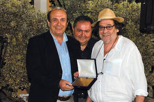 Τιμήθηκε το επίτιμο μέλος της ΕΣΗΕΠΗΝ Μανώλης Σπανάκης