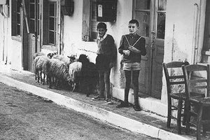 ΣΤΙΣ ΑΡΧΑΝΕΣ το 1975, φωτογραφία του Rudolf Gebhard