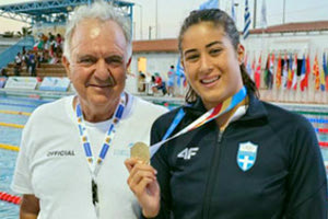 Το πρώτο χρυσό στην καριέρα της κατέκτησε η Περάκη (στην φωτο με τον προπονητή της)