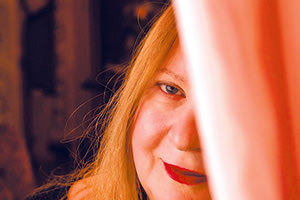 ΣΤΗΝ ΗΡΑΚΛΕΙΩΤΙΣΣΑ, ΞΕΧΩΡΙΣΤΗ ΔΗΜΙΟΥΡΓΟ ΜΟΥΣΙΚΗΣ ΛΕΝΑ ΠΛΑΤΩΝΟΣ