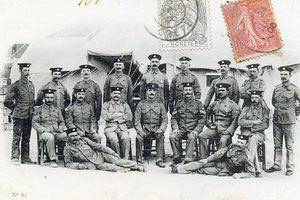 ΦΩΤΟΗΜΕΡΑΣ: Άγγλοι στρατιώτες το 1906 στο Ηράκλειο. Φωτογραφία Μπεχαεντίν