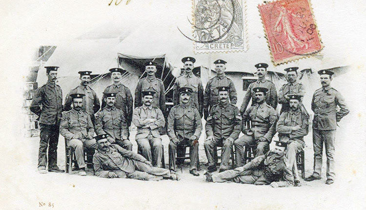 ΦΩΤΟΗΜΕΡΑΣ: Άγγλοι στρατιώτες το 1906 στο Ηράκλειο. Φωτογραφία Μπεχαεντίν