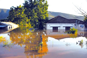 Μήπως οι μετεωρολόγοι έπεσαν έξω στην πρόβλεψη για την κακοκαιρία Daniel; Αυτό άφησε να εννοηθεί ο πρωθυπουργός απαντώντας στις ερωτήσεις των δημοσιογράφων για το αν αιφνιδιάστηκε και γιατί καθυστέρησε η κινητοποίηση του κρατικού μηχανισμού.