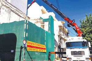 Με αυστηρά μέτρα αποκλεισμού της κυκλοφορίας από την πλευρά της οδού Σμύρνης προχώρησε το Σαββατοκύριακο η επιχείρηση καθαίρεσης του ετοιμόρροπου κτίσματος  που βρίσκεται στη γωνία με την οδό Γιαννιτσών, το οποίο είχε κριθεί επικίνδυνο για τη δημόσια ασφάλεια.