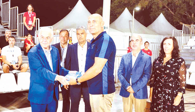 Ο δημάρχος Ηρακλείου παραδίδει την σημαία των αγώνων στον πρόεδρο της διεθνούς επιτροπής