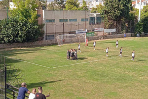 Οι παίκτες του ΠΟΑ πανηγυρίζουν το γκολ του Λουμπάκη Οι παίκτες του ΠΟΑ πανηγυρίζουν το γκολ του Λουμπάκη