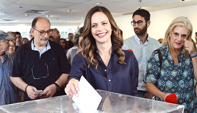 Η κ. Έφη Αχτσιόγλου