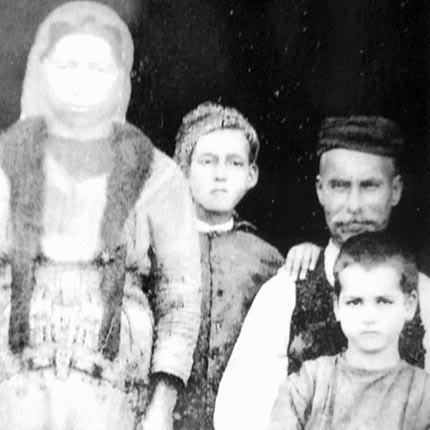 Η οικογένεια του Αντωνίου Παρλαμά από το χωριό Πισκοπιανό. Δίπλα στη μητέρα του Εργίνα από αριστερά, ο γιος της Δημήτρης Παρλαμάς. Ο Δημήτρης σκοτώθηκε σε συμμαχικό βομβαρδισμό τα ξημερώματα της 30ής Μαΐου 1942. Δίπλα στον Δημήτρη, ο πατέρας του Αντώνης και η αδερφή του Μαρία