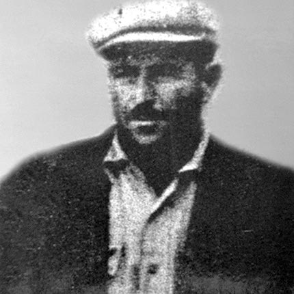 Ο Μικρασιάτης Σταμπούλος Νικόλαος, λιμενεργάτης στο λιμάνι Ηρακλείου. Έπεσε νεκρός σε συμμαχικό βομβαρδισμό του λιμένα Ηρακλείου τα ξημερώματα της 1ης Σεπτεμβρίου 1942