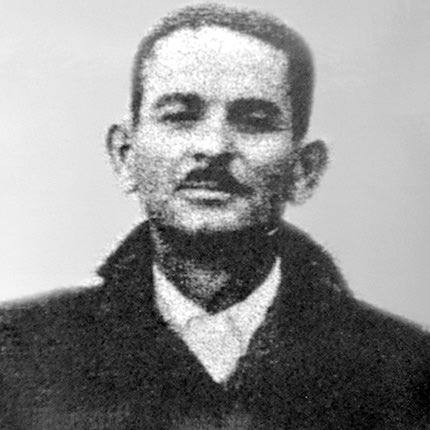 Ο Αντώνης Καρεφυλλάκης του Γεωργίου,  λιμενεργάτης στο λιμάνι Ηρακλείου. Σκοτώθηκε σε συμμαχικό βομβαρδισμό του λιμένα Ηρακλείου τα ξημερώματα της 1ης Σεπτεμβρίου 1942