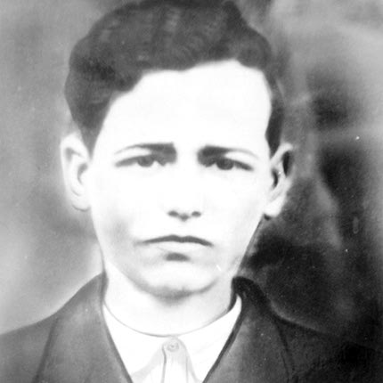 Ο Βαγγέλης Δερμιτζάκης του Ιωάννου από το χωριό Μάλλια Πεδιάδος. Σκοτώθηκε από συμμαχική βόμβα τα ξημερώματα της 17ης Απριλίου 1942
