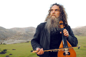 ΜΑΖΙ ΤΟΥ Ο ΨΑΡΟΓΙΩΡΓΗΣ ΚΑΙ Ο Γ. ΠΑΠΑΤΖΑΝΗΣ Ο Ψαραντώνης στο καφέ του Αρχαιολογικού Μουσείου Χανίων