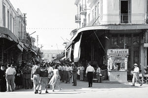 ΦΩΤΟΗΜΕΡΑΣ: ΣΤΗΝ ΑΓΟΡΑ του Ηρακλείου το καλοκαίρι του 1950. Στο βάθος διακρίνεται ο Ναός του Σωτήρος που αργότερα κατεδαφίστηκε.