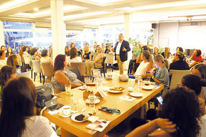 Στο καφέ «Μαρίνα»  είχε την ευκαιρία να συνομιλήσει με αρκετές γυναίκες από διαφορετικούς χώρους ο αντιπεριφερειάρχης Τεχνικών Έργων της Περιφέρειας Κρήτης και εκ νέου υποψήφιος περιφερειακός σύμβουλος με τον Σταύρο Αρναουτάκη, Νίκος Σκουλάς.