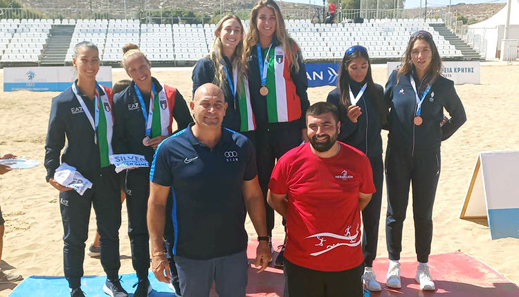 Στον εθελοντή Κώστα Βαρδάκη δόθηκε η τιμή να απονείμει τα μετάλλια στο Beach Volley ανδρών,  την τελευταία ημέρα των 3ων Μεσογειακών Παράκτιων Αγώνων “Ηράκλειο 2023”.