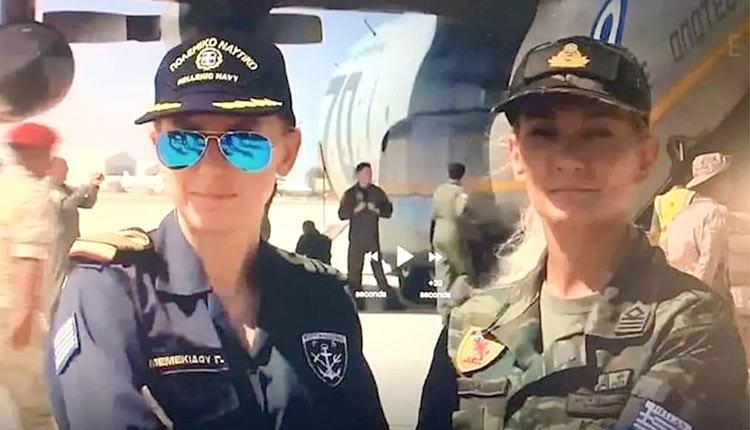 Η Εύη Ανδρεαδάκη (δεξιά) και η Γλυκερία Μεμεκίδου λίγο πριν την αναχώρηση της αποστολής