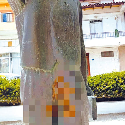  Ανεγκέφαλοι που δεν γνωρίζουν ιστορία αλλά διακατέχονται  μόνο από μια αναίτια καταστροφική μανία, βανδάλισαν τον  ανδριάντα του Ναπολέοντα Σουκατζίδη στο Αρκαλοχώρι.