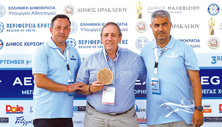 Ο πρόεδρος της οργανωτικής επιτροπής κ. Νταμπακάκης (δεξια) και ο εκτελεστικός διευθυντής του “Ηρακλειο 2023” κ. Προβιάς έχοντας στην μέση τον αερολιμενάρχη κ. Πλιάκα