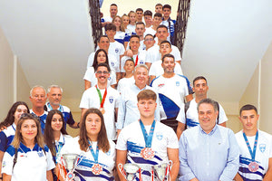 Αθλητές που διακρίθηκαν σε αγώνες μαχητικών μαχών με τον περιφερειάρχη κ. Αρναουτάκη και τον αντιπεριφερειάρχη κ. Πιτσούλη