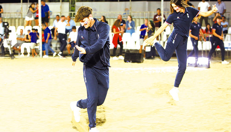 Με την ικανοποίηση ζωγραφισμένη στο πρόσωπό τους αναχώρησαν οι αποστολές των 26 χωρών που πήραν μέρος στους 3ους Μεσογειακούς Παράκτιους Αγώνες «Ηράκλειο 2023»  που έγιναν στο Ηράκλειο «Karteros beach sport center», στο E.A.K.H, στην Αμμουδάρα και στη μαρίνα στο Λιμάνι.
Περισσότεροι από 700 αθλητές κι από τρεις ηπείρους, Αφρική, Ασία και Ευρώπη ήρθαν στην Κρήτη για 8 ημέρες δίνοντας τον καλύτερό τους εαυτό για μετάλλια και διακρίσεις και φυσικά απόλαυσαν την κρητική φιλοξενία αλλά και τον θαυμάσιο καιρό.
«Θεωρώ ότι πήγαμε πάρα πολύ καλά, χωρίς κάποιο σοβαρό απρόοπτο που θα έθετε σε κίνδυνο τη διοργάνωση. Τα αθλήματα έγιναν κανονικά κι αυτό είναι πολύ ευχάριστο” δηλώνει ο Νίκος Νταμπακάκης πρόεδρος της οργανωτικής επιτροπής “Ηράκλειο 2023” που από την διοργάνωση του έκανε εντύπωση «το θέαμα! Ορισμένα αθλήματα που δεν είναι ευρέως διαδεδομένα στην Ελλάδα, όπως το τρίαθλο του μοντέρνου πεντάθλου, η αετοσανίδα και η παράκτια κωπηλασία είναι πολύ θεαματικά και συναρπαστικά. Όσον αφορά το βόλεϊ, το ποδόσφαιρο και το χάντμπολ στην άμμο, πρόκειται για σπορ που έχουμε φιλοξενήσει ξανά στο Ηράκλειο και στον Καρτερό και είμαστε εξοικειωμένοι, οπότε το υψηλού επιπέδου θέαμα ήταν αναμενόμενο».
Σημαντικό κομμάτι της διοργάνωσης ήταν οι εθελοντές. Με το που άνοιξαν βέβαια τα σχολεία στο πρωινό πρόγραμμα υπήρχε απώλεια αλλά αυτό ξεπεράστηκε από λύσεις που έδωσε η οργανωτική επιτροπή. 
“Υπήρξε ανταπόκριση από τους εθελοντές. Πολλοί εκδήλωσαν ενδιαφέρον στην πλατφόρμα που φτιάξαμε. Όπως προείπα, αντιμετωπίσαμε κάποιες δυσκολίες γιατί οι αγώνες μετατέθηκαν, αλλά το ξεπεράσαμε και συνολικά η προσέλευση των εθελοντών ικανοποιεί τις ανάγκες της διοργάνωσης και γι’ αυτό τους ευχαριστούμε πολύ. Οι εθελοντές ήταν  η ψυχή των Αγώνων».
Ο κ. Νταμπακάκης που μαζί με τους συνεργάτες του αυτές τις μέρες ολοκληρώνει τα διαδικαστικά της διοργάνωσης νιώθει απόλυτα ικανοποιημένος που οι 3οι Παράκτιοι Μεσογειακοί Αγώνες ήρθαν στο Ηράκλειο και ευχαριστεί τους εξής: 
«Σίγουρα τον πρώην υφυπουργό Αθλητισμού Λευτέρη Αυγενάκη, που διεκδίκησε την ανάληψη των Αγώνων, τους κέρδισε και φρόντισε να κατασκευαστεί το σύγχρονο αυτό αθλητικό κέντρο στον Καρτερό, όπου το 2022 διεξήχθη το παγκόσμιο πρωτάθλημα χάντμπολ ανδρών-γυναικών και εφήβων-νεανίδων. 
Καθοριστική, επίσης, ήταν η συμβολή των τριών διοργανωτών Δήμων, Ηρακλείου, Μαλεβιζίου και Χερσονήσου και η υποστήριξη της Περιφέρειας Κρήτης. 
Πολύ σημαντική ήταν και η βοήθεια που είχαμε από τα Σώματα Ασφαλείας, την Αστυνομία, το Λιμενικό, την Πυροσβεστική, τις δομές Υγείας ΕΚΑΒ και την Υγειονομική Περιφέρεια Κρήτης, τα Νοσοκομεία και τον Ερυθρό Σταυρό και γενικά όλους τους φορείς της πόλης που αγκάλιασαν τη διοργάνωση και βοήθησαν για την επιτυχία της. Επίσης, το Εθνικό Αθλητικό Κέντρο Ηρακλείου, τη διοίκησή του, τους εργαζόμενους και τους εθελοντές του.
Ευχαριστώ επίσης για τη βοήθεια και την προσφορά τους όλα τα μέλη της Οργανωτικής Επιτροπής, τους εργαζόμενους και τους συνεργάτες που έτρεξαν τα 13 αθλήματα του αγωνιστικού προγράμματος. 
Θα μου επιτραπεί να ξεχωρίσω και να ευχαριστήσω ιδιαίτερα τους δύο πιο άμεσους συνεργάτες μου, τον Εκτελεστικό Διευθυντή, Νίκο Προβιά και τη Διευθύντρια Διαχείρισης, Αγγελική Γιαννακάκη. Η συμβολή τους σε όλο αυτό το εγχείρημα ήταν ανεκτίμητη. 
Τέλος, ένα μεγάλο ευχαριστώ στη σύζυγό μου Άννα και την οικογένειά μου, που με στήριξε και ανέχτηκε όλη αυτή την πίεση της οργάνωσης των Αγώνων».  
