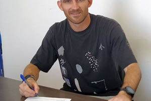 Ο Μάνος υπέγραψε στα Χανιά