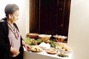 Η Θεανώ Μεταξά και η Κλεοπάτρα Βοσκάκη μάς καθοδηγούν με εμπειρία και γνώση σε ένα γευστικό ταξίδι στη γαστρονομική παράδοση της Κρήτης μέσα από την ετοιμασία του ζυμωτού ψωμιού