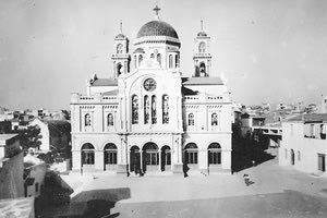 ΦΩΤΟΗΜΕΡΑΣ: Ο ΑΓΙΟΣ ΜΗΝΑΣ και η πλατεία τη δεκαετία του ’50