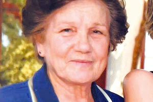 Έφυγε χθες απο τη ζωή η  σύζυγος του  φιλόλογου Μανόλη Αστυρακάκη και μητέρα της αναισθησιολόγου Έλσας Αστυρακάκη, Στέλλα.