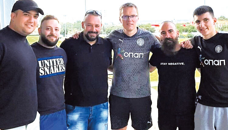 Ο ΟΦΗ σε συνεργασία με το Cosmos Sport προσέφερε μία ξεχωριστή εμπειρία σε πέντε τυχερούς φίλους του.
Οι πέντε τυχεροί της κλήρωσης από την παρουσίαση της πρώτης εμφάνισης του ΟΦΗ για τη σεζόν 2023-24, που έγινε σε συνεργασία με την Cosmos Sport ξεναγήθηκαν στις εγκαταστάσεις του Βαρδινογιάννειου Αθλητικού Κέντρου,