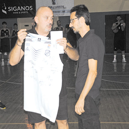 Ο κ. Σφακιανάκης του ΟΦΗ δίνει την φανέλα στην οικογένεια του Καργιώτη