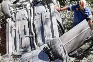 Με δυσκολία απεγκλώβισαν την οδηγό οι πυροσβέστες