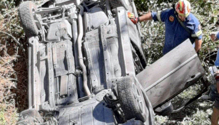 Με δυσκολία απεγκλώβισαν την οδηγό οι πυροσβέστες
