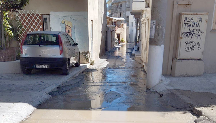 ΤΡΑΓΙΚΕΣ ΑΠΩΛΕΙΕΣ 
Χάνεται το νερό στους δρόμους!