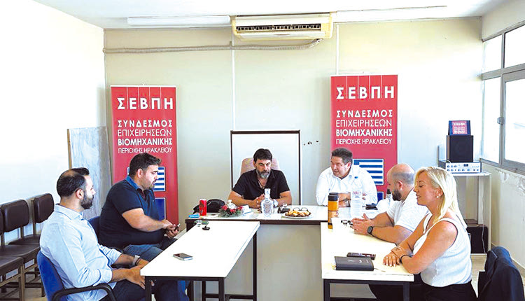 Συνεχίζει τις περιοδείες ο Καραμαλάκης 