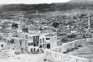 ΦΩΤΟΗΜΕΡΑΣ: ΜΙΑ ΣΠΑΝΙΑ φωτογραφία. Το Ρέθυμνο, όπως φαινόταν από τη Φορτέτσα γύρω στα 1900