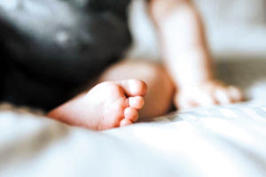 Βρέφος νοσηλεύεται διασωληνωμένο έπειτα από πτώση