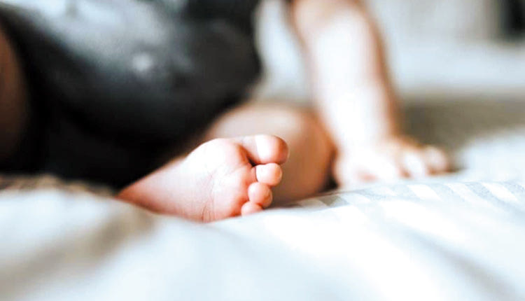 Βρέφος νοσηλεύεται διασωληνωμένο έπειτα από πτώση