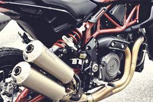 Έχουν αγανακτήσει οι κάτοικοι των οδών Σμπώκου από Αγία Σοφία έως Στάση Δεληγιαννάκη, οι οποίοι υπογράφουν ψήφισμα διαμαρτυρίας για να καταγγείλουν ότι «καθημερινά, αλλά κυρίως κατά τη διάρκεια της νύχτας, συγκεκριμένοι μοτοσικλετιστές πάνω σε μοτοσικλέτες μεγάλου κυβισμού